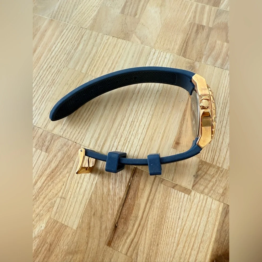 Guess ladies rose gold tone blue silicone sport watch NEW BATTERY